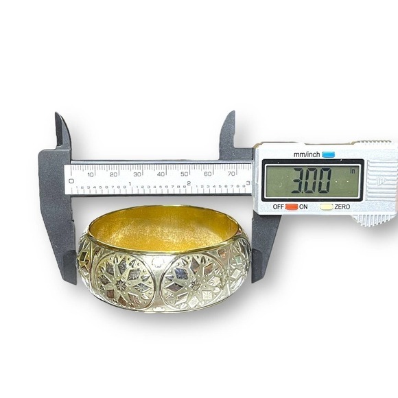 Two Tone Vintage Bangle Silver Tone and Brass Floral Snowflake Atomic Pattern - Picture 9 of 10